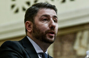 Ο Νίκος Ανδρουλάκης εξαπολύει τα βέλη του στον Κυριάκο Μητσοτάκη