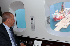 Ο Ερντογάν πετά πάνω από το τουρκικό γεωτρύπανο Αμπντούλ Χαμίντ Χαν