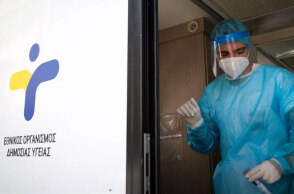 Υγειονομικός του ΕΟΔΥ διενεργεί rapid test για κορωνοϊό