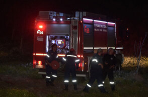 Πυροσβέστες τη νύχτα μπροστά από πυροσβεστικό όχημα