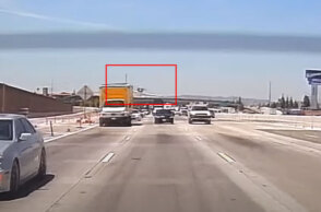 Αεροπλάνο στην Καλιφόρνια σε αναγκαστική προσγείωση μέσα σε αυτοκινητόδρομο