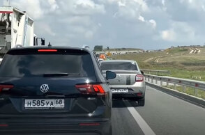 Μποτιλιάρισμα σε αυτοκινητόδρομο που οδηγεί έξω από την Κριμαία, καθώς χιλιάδες Ρώσοι εγκαταλείπουν τη χερσόνησο