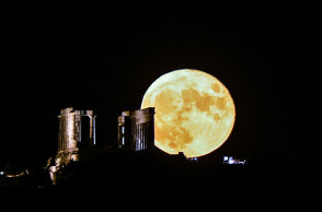 Η Αυγουστιάτικη Πανσέληνος πίσω από το Ναό του Ποσειδώνα στο Σούνιο