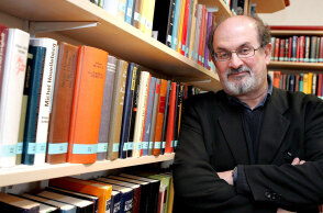 Ο Σαλμάν Ρούσντι είναι ο συγγραφέας του best seller «Σατανικοί Στίχοι»