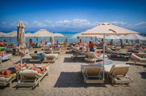 Ξαπλώστρες σε παραλία