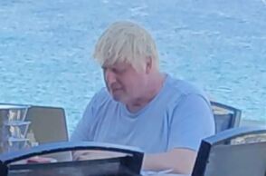 Ο Μπόρις Τζόνσον σε ταβέρνα στην Κάρυστο