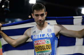 Ο Μίλτος Τεντόγλου με την ελληνική σημαία μετά το χρυσό μετάλλιο στο Μόναχο