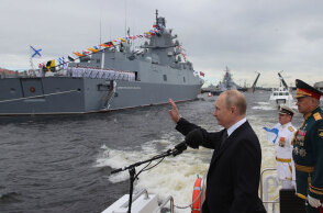 Ο Βλαντίμιρ Πούτιν παρακολουθεί παρέλαση πολεμικών πλοίων στην Αγία Πετρούπολη