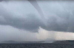 Εντυπωσιακός υδροστρόβιλος στην Κορνουάλη της Αγγλίας