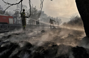 Πυροσβέστες επιχειρούν σε δασική πυρκαγιά