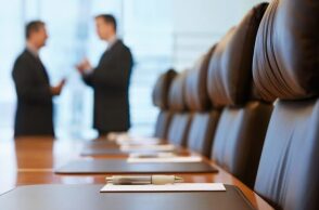 Βρετανία: Ο μισθός των διευθυντών των εισηγμένων εταιρειών είναι 109 φορές μεγαλύτερος από εκείνον του μέσου εργαζόμενου