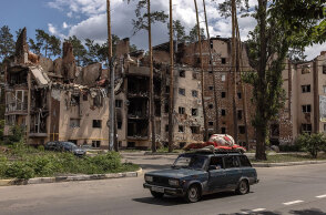 Βομβαρδισμένα κτίρια στην πόλη Ιρμπίν κοντά στο Κίεβο