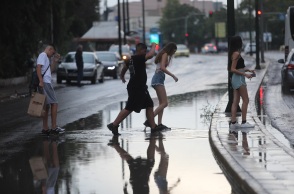 Κακοκαιρία: Έκλεισαν Ποσειδώνος και Βουλιαγμένης