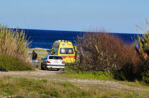 Περιπολικό της Αστυνομίας και ασθενοφόρο του ΕΚΑΒ έχουν σπεύσει σε παραλία