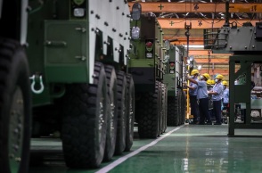 Εργαζόμενοι σε στρατιωτικό εργοστάσιο στην Ταϊβάν όπου συναρμολογούνται τεθωρακισμένα μεταγωγικά οχήματα