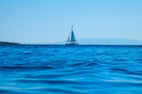 Σύγκρουση ιστιοφόρου με θαλαμηγό στην Υδρούσα με έναν τραυματία
