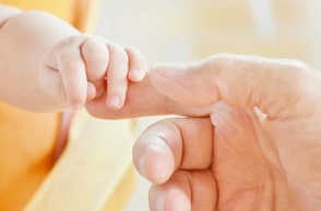 «Το νοσοκομείο δεν μας δίνει το νεογέννητο μωρό μας», καταγγέλλει ζευγάρι