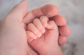 Ζευγάρι έχασε μωρό στη γέννα: «Η γυναίκα σφάδαζε επί 1,5 ώρα μόνη της»