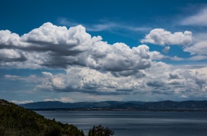 Σύννεφα πάνω από τη θάλασσα