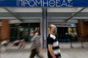 Πολίτες με μάσκα έξω από το εμβολιαστικό κέντρο «Προμηθέας» στο Μαρούσι