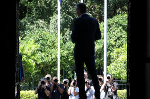 Ο πρωθυπουργός Κυριάκος Μητσοτάκης στην είσοδο του Μεγάρου Μαξίμου