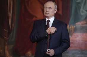 Ο Βλαντίμιρ Πούτιν κάνει τον σταυρό του μέσα σε εκκλησία στη Μόσχα 