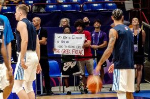 Παιδάκι κρατά πλακάτ για τον Γιάννη Αντετοκούνμπο στο Eurobasket 2022 στον αγώνα με την Ουκρανία