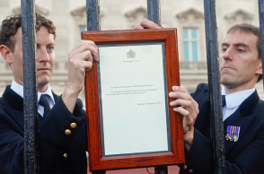 Η στιγμή που θυροκολλήθηκε στο Μπάκιγχαμ η αναγγελία του θανάτου της Ελισάβετ