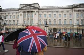 Βρετανοί συγκεντρώνονται έξω από τα ανάκτορα του Μπάκιγχαμ για να μάθουν νέα για τη βασίλισσα Ελισάβετ