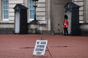 Ακυρώθηκε η τελετή αλλαγής φρουράς στα Ανάκτορα του Μπάκιγχαμ, όπως αναφέρει η ταμπέλα στην είσοδο