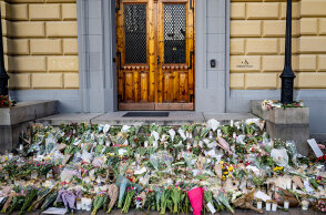 Λουλούδια έξω από το σχολείο στο Μάλμε που ο μαθητής σκότωσε με τσεκούρι τις καθηγήτριές του