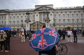 Πλήθος κόσμου έξω από το Μπάκιγχαμ για τη βασίλισσα Ελισάβετ