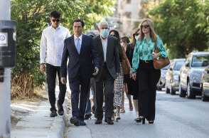 Ο Πέτρος Φιλιππίδης κατευθύνεται στο δικαστήριο για τις υποθέσεις βιασμού που κατηγορείται