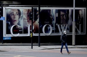 The Crown: Τέλος στα γυρίσματα του Netfix ως ένδειξη σεβασμού στη βασίλισσα Ελισάβετ