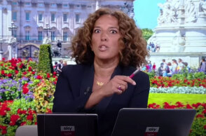 Σαστισμένη η Ιταλίδα δημοσιογράφος ετοιμάζεται να ανακοινώσει τον θάνατο της βασίλισσας Ελισάβετ