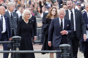 Ο Κάρολος στο Μπάκιγχαμ – Θερμή υποδοχή