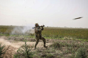 Ρώσος στρατιώτης στη Χερσώνα της Ουκρανίας εκτοξεύει αντιαρματικό βλήμα
