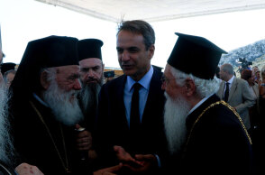 Ο πρωθυπουργός Κυριάκος Μητσοτάκης και ο αρχιεπίσκοπος Ιερώνυμος στη συμφωνία για το Σχιστό