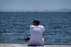 Άνθρωπος δίπλα στη θάλασσα