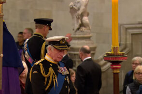 Ο βασιλιάς Κάρολος με στρατιωτική στολή στην αγρυπνία της βασίλισσας Ελισάβετ στο Γουέστμινστερ