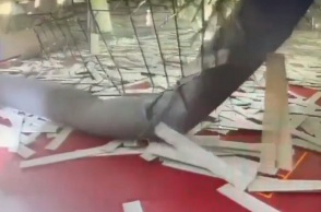 Σεισμός στην Ταϊβάν: Η στιγμή που καταρρέει οροφή σε γήπεδο