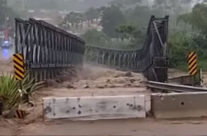 Η μεταλλική γέφυρα έχει αρχίσει να καταρρέει, καθώς ο κυκλώνας Φιόνα σαρώνει το Πουέρτο Ρίκο