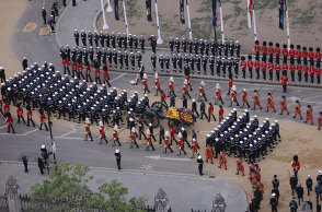 Ο κιλλίβαντας με το φέρετρο της βασίλισσας Ελισάβετ και οι 142 ναύτες
