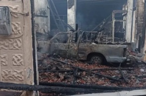 Μπήκε με το αμάξι στο κατάστημα του αδερφού του, έβαλε φωτιά και κάηκε