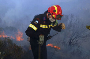 Πυροσβέστης σε δασική πυρκαγιά