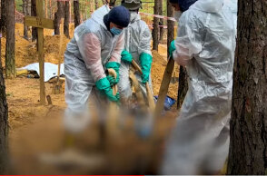 Ουκρανοί στο Ιζιούμ ανασύρουν σορούς παιδιών από ομαδικό τάφο