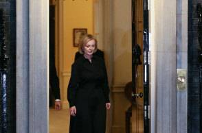 Η πρωθυπουργός της Βρετανίας Λιζ Τρας, στα μαύρα ντυμένη, βγαίνει από την Ντάουνινγκ Στριτ στο Λονδίνο