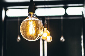 Παραμένει ακριβό και τον Οκτώβριο το ηλεκτρικό ρεύμα για νοικοκυριά και επιχειρήσεις