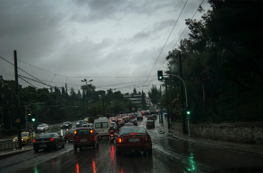 Κίνηση και βροχή στο κέντρο της Αθήνας