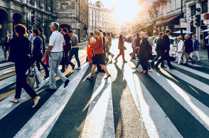 Πολίτες περπατούν στον δρόμο